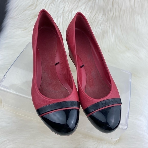 CROCS WEDGE HEEL CAP TOE  SHOES COLOR RED AND BLACK SIZE W8 - Picture 9 of 10
